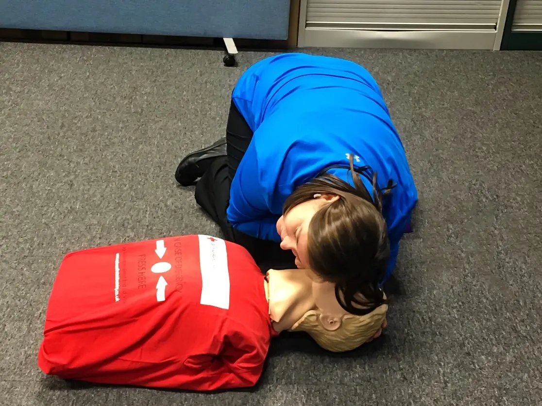 a-lady-practicing-first-aid-on-a-mannequin-dummy-learning-cpr_t20_4lXmLA